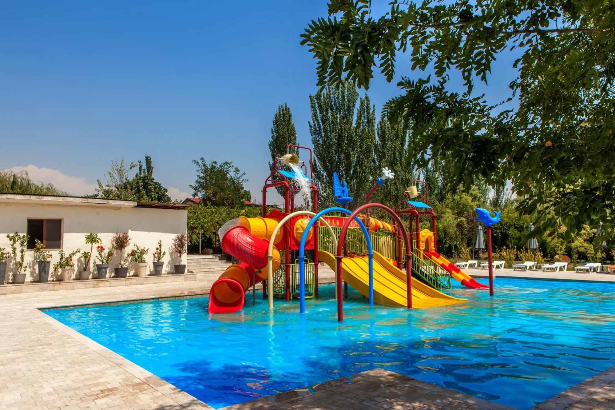 Cross Resort Hotel Erevan Esterno foto