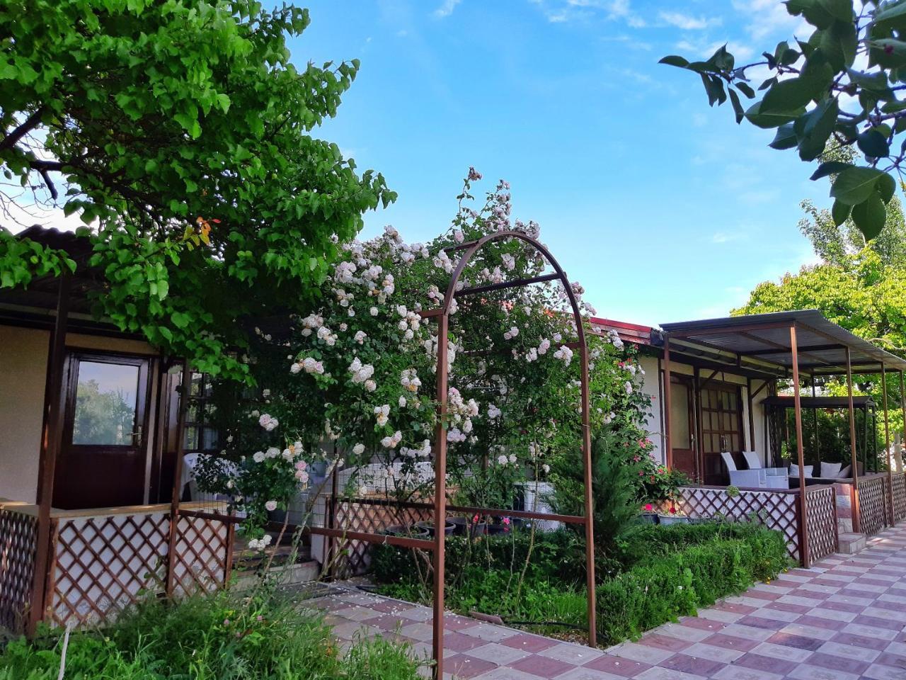 Cross Resort Hotel Erevan Esterno foto