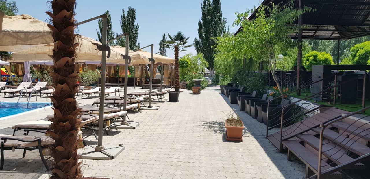 Cross Resort Hotel Erevan Esterno foto